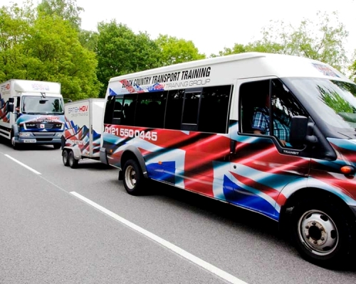 英國重型車司機短缺，致燃油供應鏈大受影響。網圖