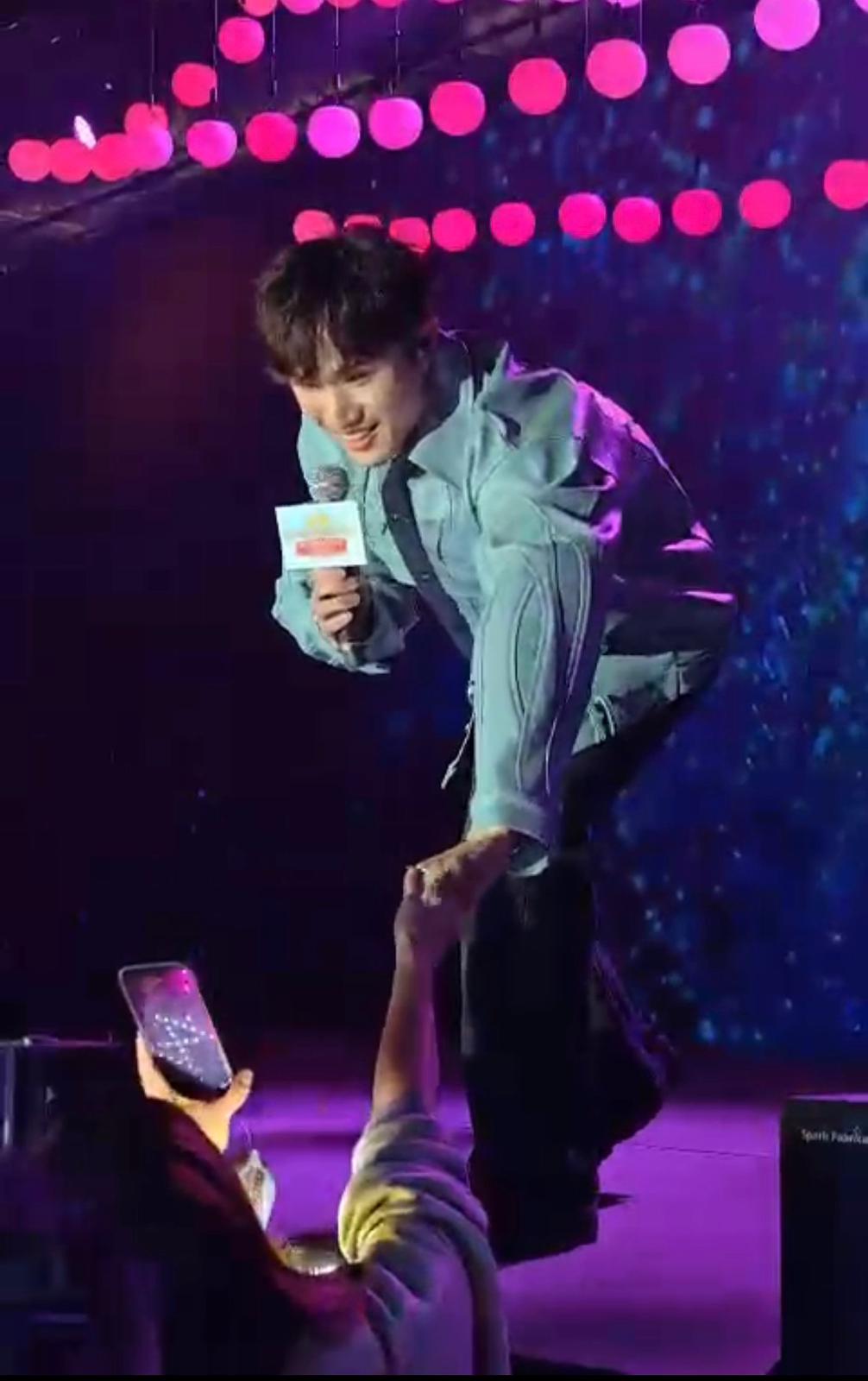 成晚不停同觀眾握手。 成晚不停同觀眾握手。