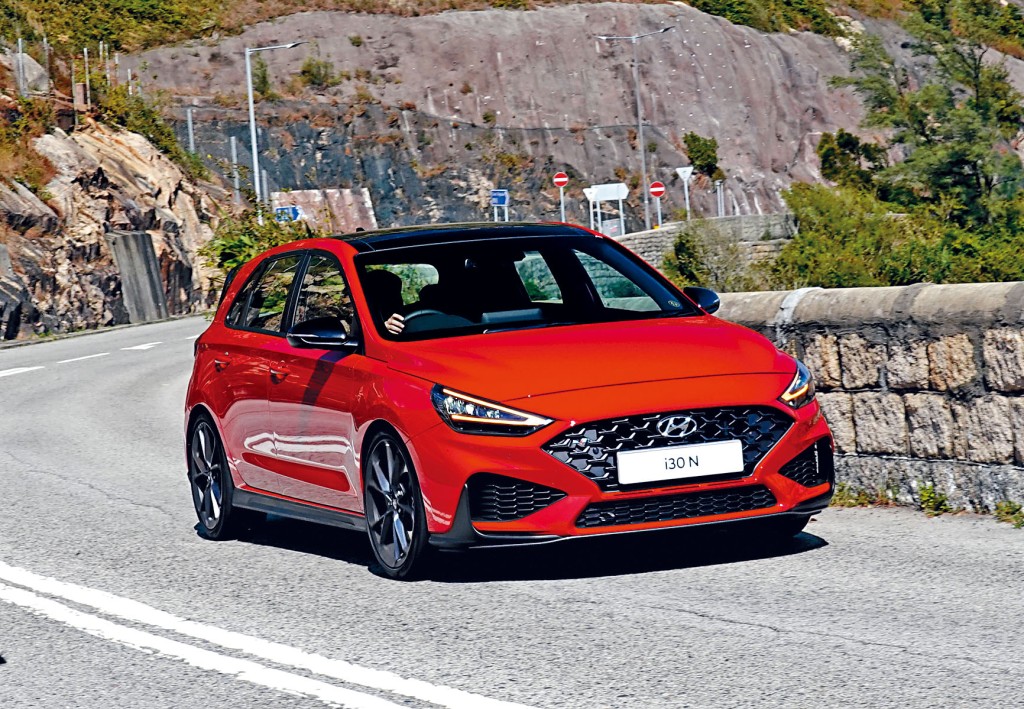 　　●i30N新版車頭賣相更扁更尖，馬力及扭力增至280ps及40kgm，DCT版本0至100km/h為5.4秒，山路快跑衝勁十足。