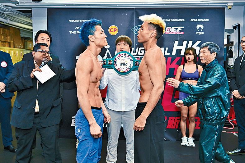 港將林瀚期（右）與日本拳手佐佐木琉久（左）過磅情況。