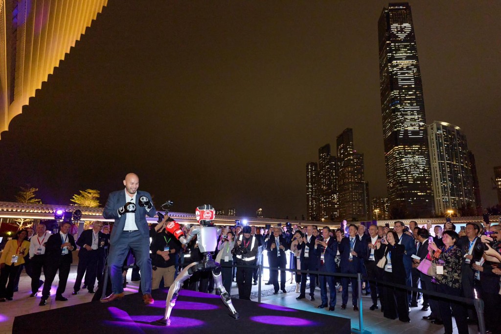 國際金融領袖投資峰會歡迎晚宴上機械人展示格鬥技巧，為晚宴揭開序幕。