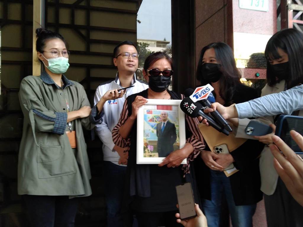王之化的家属到台北地检署控告。　中时新闻网