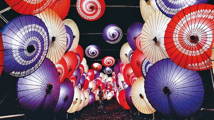 在鳥取大山寺舉行的大獻燈活動，會以百多柄色彩繽紛的淀江和傘形成一條浪漫迷人的燈路。