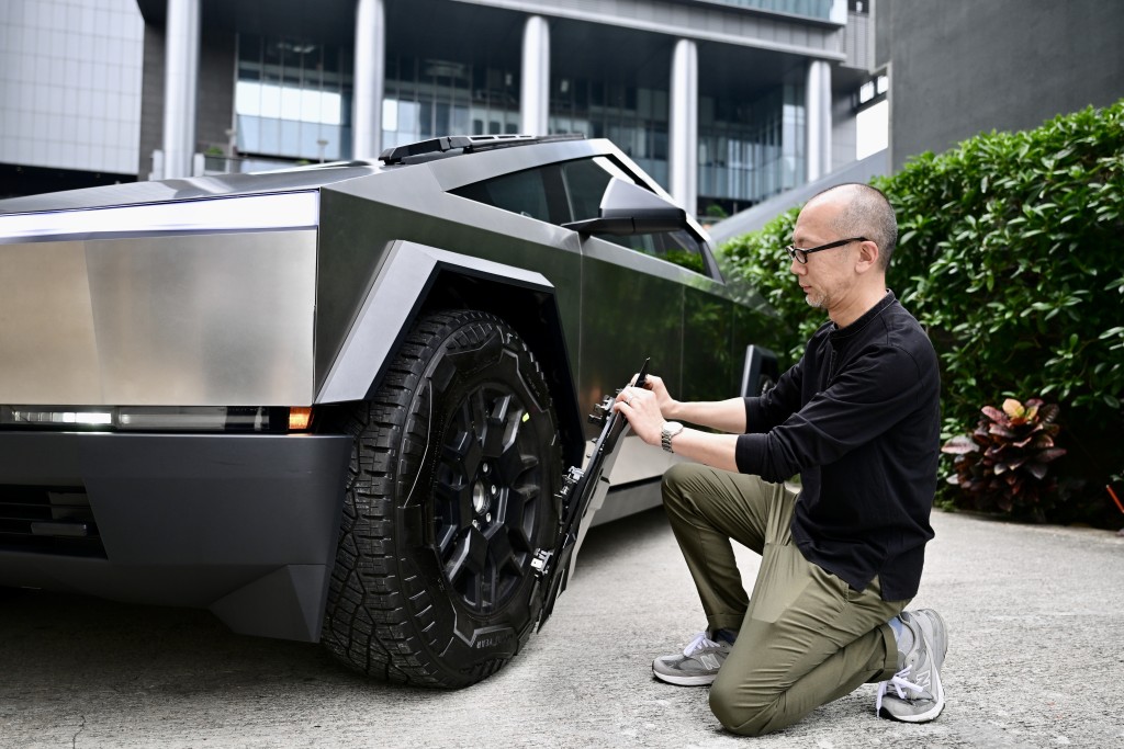Tesla Cybertruck輪圈塑膠蓋可減低風阻。