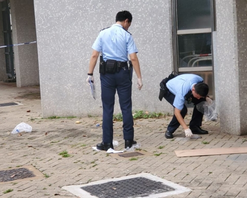 在現場檢獲相信為事主遺下的拖鞋及手提電話。