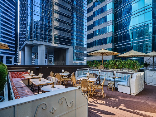 户外露天酒吧Tempo Tempo，感觉开扬有空间感，坐得舒服自在。