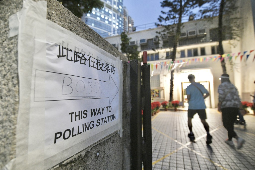 受系统故障影响，区选投票站一度要暂停投票。资料图片