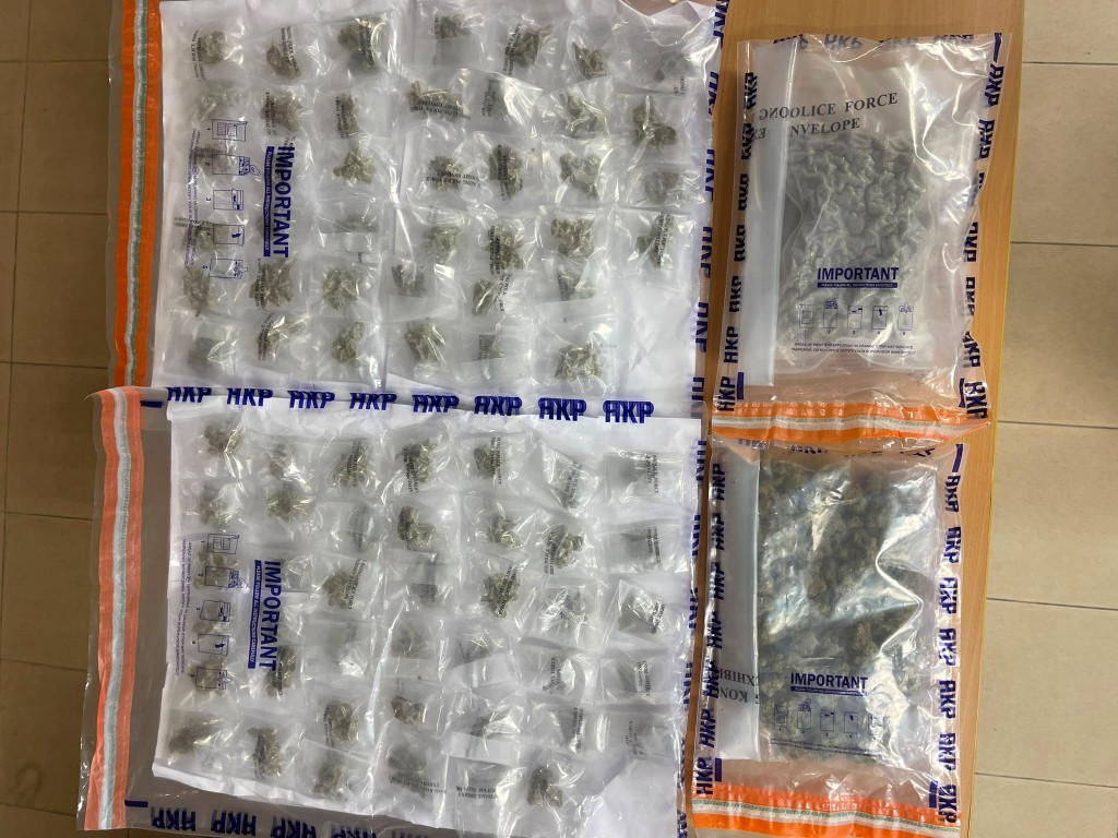 警方檢獲共值約21萬元的各類毒品。 警方檢獲共值約21萬元的各類毒品。