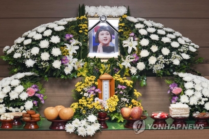 李智秀的家属为她在首尔永登浦区的新化殡仪馆设灵。