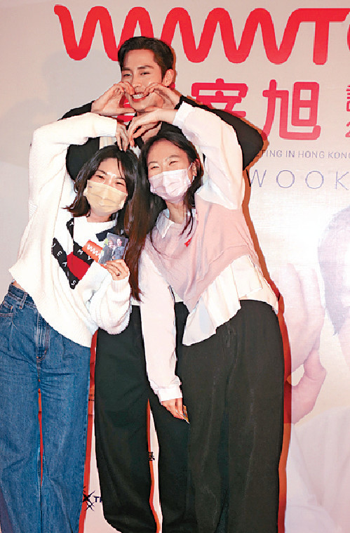 ■李宰旭同粉絲一起擺心心手勢合照。 ■李宰旭同粉絲一起擺心心手勢合照。