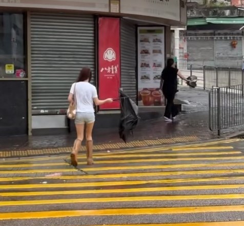 另有街坊指「觀塘康寧道呢個燈位,唔知點 解唔打風嘅時候,都特別大風啲,啲風仲要 壓住吹落嚟」。Threads截圖 另有街坊指「觀塘康寧道呢個燈位,唔知點 解唔打風嘅時候,都特別大風啲,啲風仲要 壓住吹落嚟」。Threads截圖