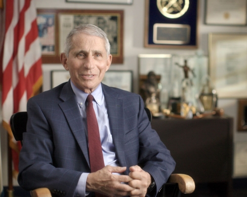 美国国家过敏症和传染病研究所所长福奇指，暂难评估圣诞能否举行大型家庭聚会。AP图片