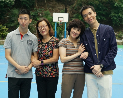 现实的苏桦伟母子及戏中的苏桦伟母子。