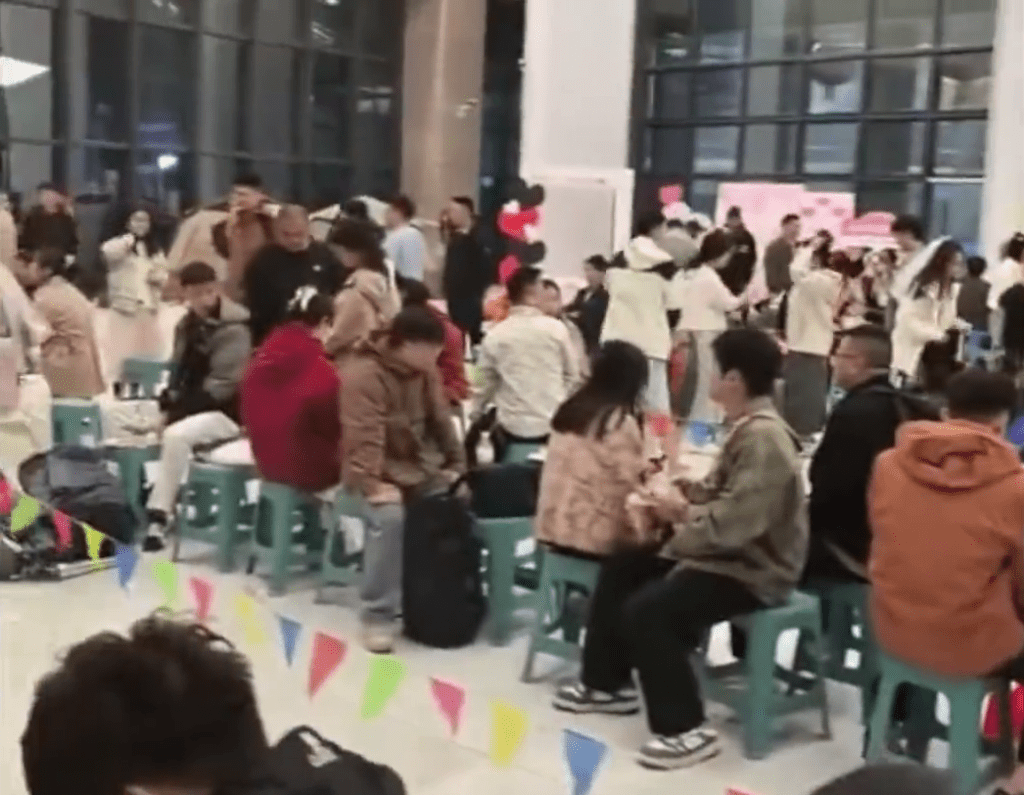在賽里木湖婚姻登記中心,擠滿新人。 在賽里木湖婚姻登記中心,擠滿新人。