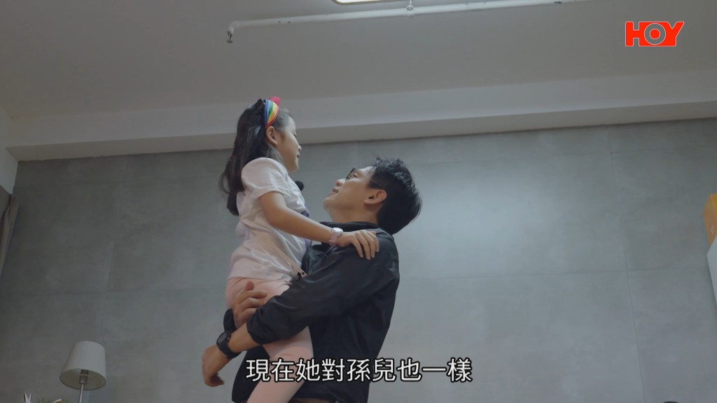 盧宛茵的兒子Andrew抱起女兒,表示媽媽對孫兒們也一樣充滿愛。 盧宛茵的兒子Andrew抱起女兒,表示媽媽對孫兒們也一樣充滿愛。