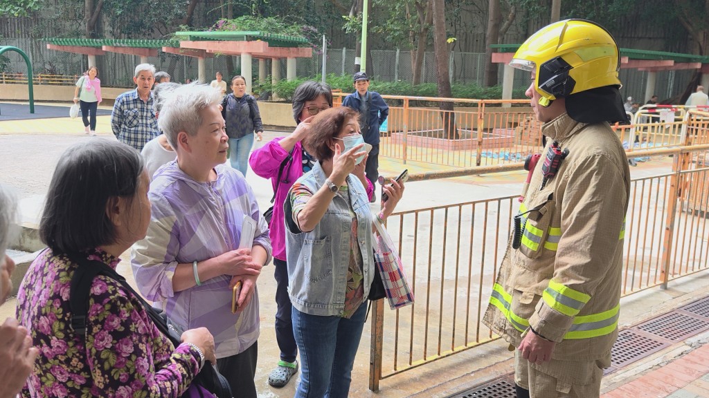 現場有居民指火警期間火警鐘未有響起。