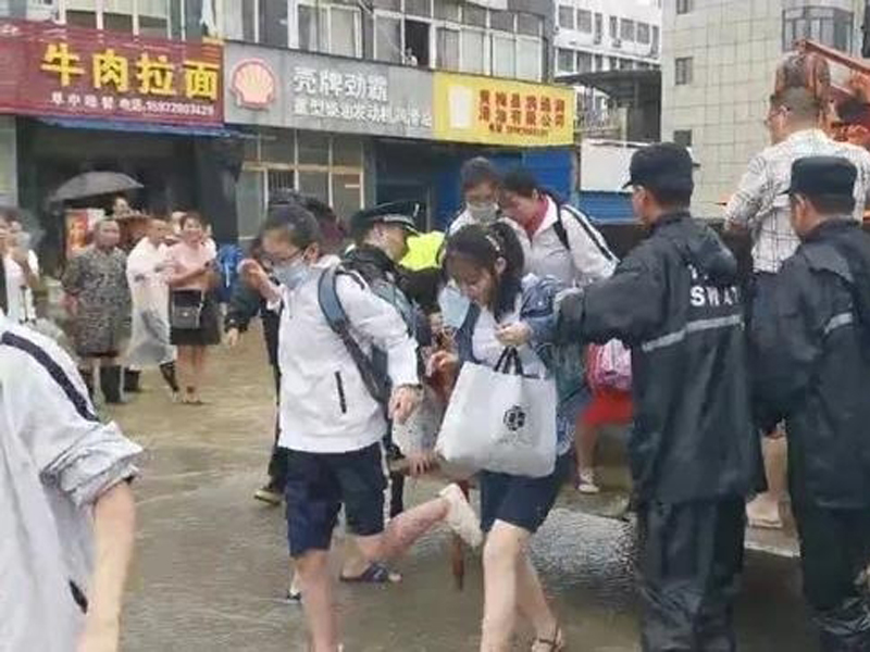 受困考生被轉移。(網圖)