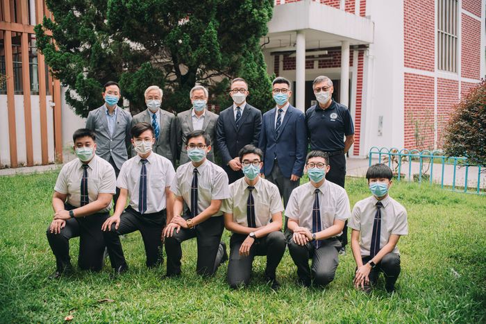 港大醫學院院長梁卓偉(後排右三)早前聯同其他校友,返回母校跟師弟作分享。