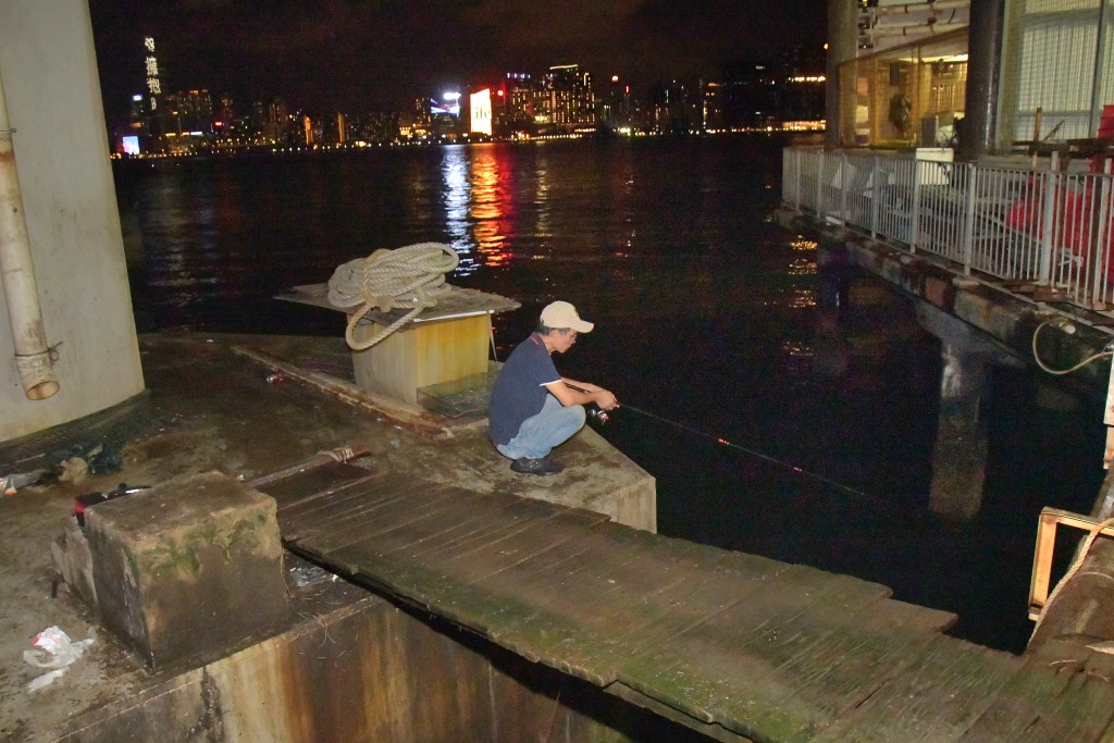 平日北角碼頭附近橋躉有人釣魚。
