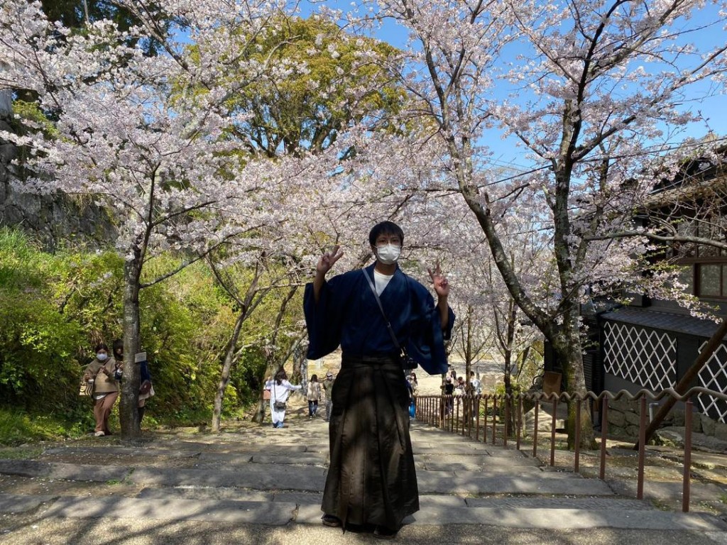 短留東京幾日添置咗啲新衫後,坤哥坐飛機去長崎,仲換上和服到大村公園賞櫻,四月櫻花盛放中,超靚。