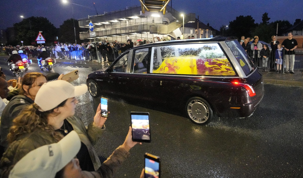 大批民眾送別英女皇的靈柩。AP圖片