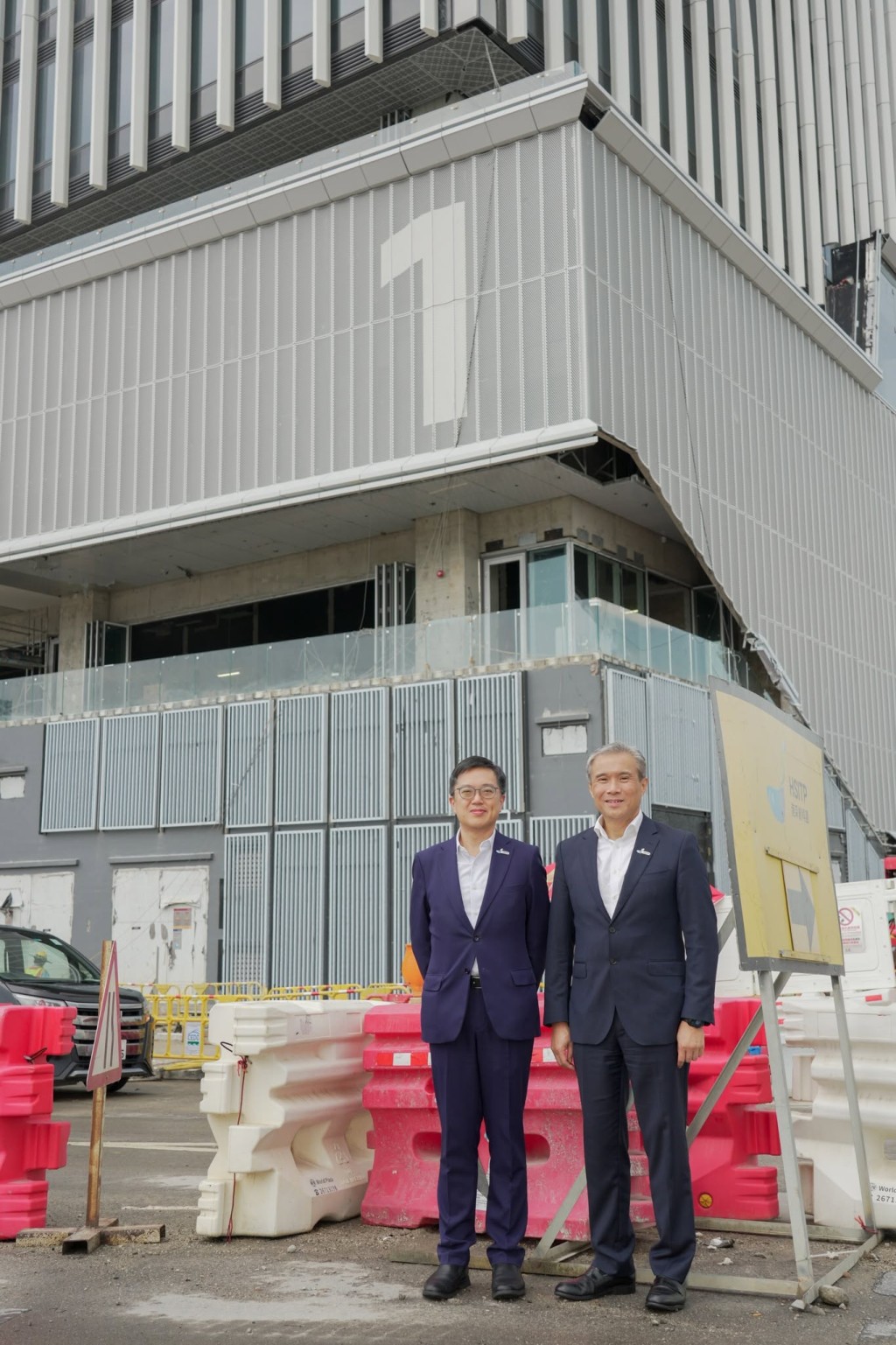 左起河套香港園區公司董事會主席暨創新科技及工業局常任秘書長蔡傑銘、河套香港園區公司行政總裁馬惟善。