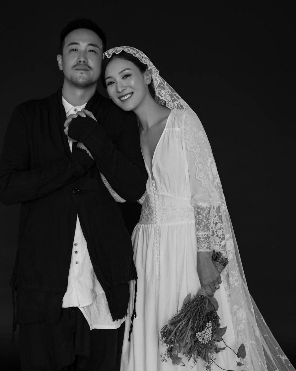 王敏奕其後分享夫妻合照，慶祝結婚4周年！