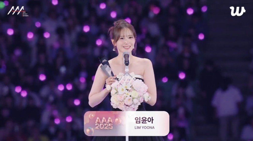 林潤娥領取年度女演員獎時，以中文答謝觀眾。（微博圖片）