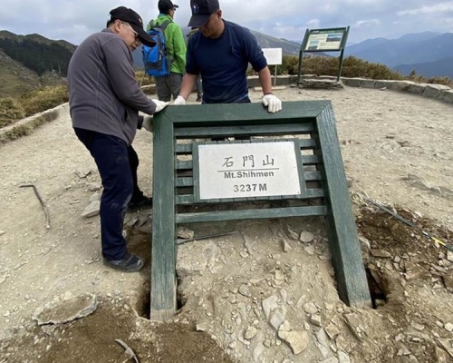 太魯閣國家公園管理人員修復石門山標示牌。網圖