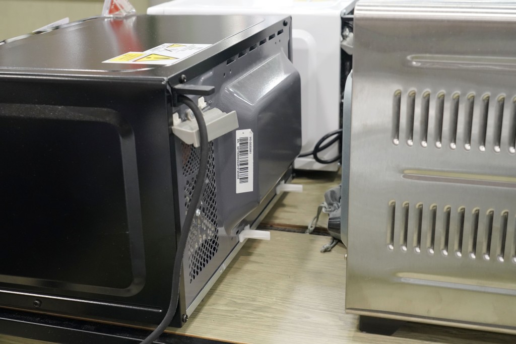 切勿覆蓋電器或在電器的周圍擺放雜物,以免電器因過熱而造成火警危險。 切勿覆蓋電器或在電器的周圍擺放雜物,以免電器因過熱而造成火警危險。