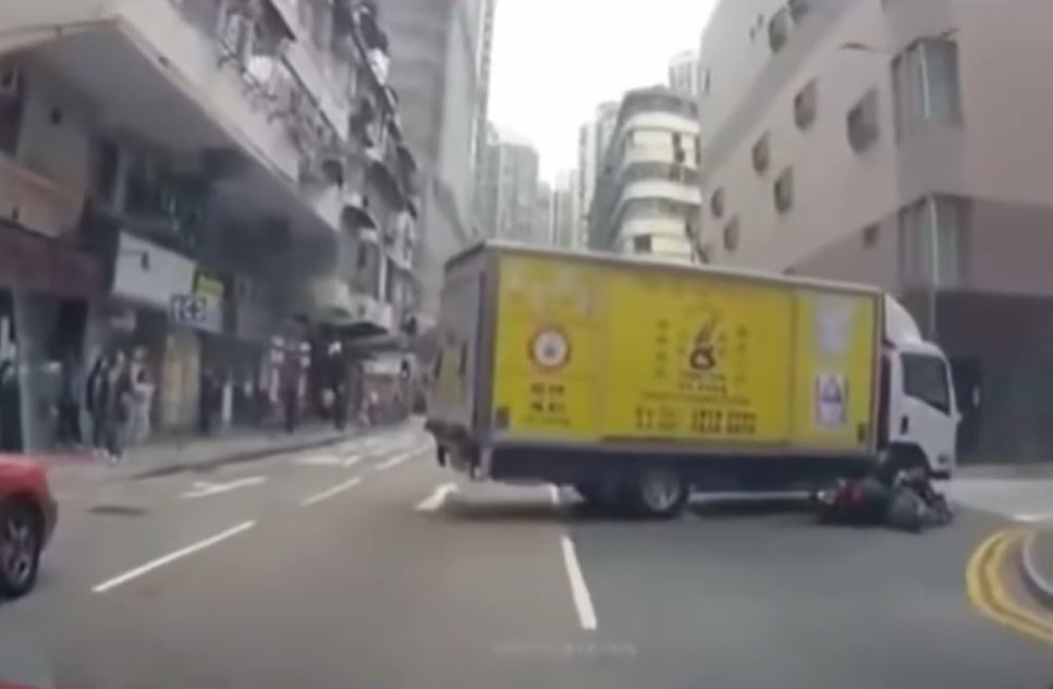 铁骑士倒地险被卷入货车车底。车cam L（香港群组）影片截图