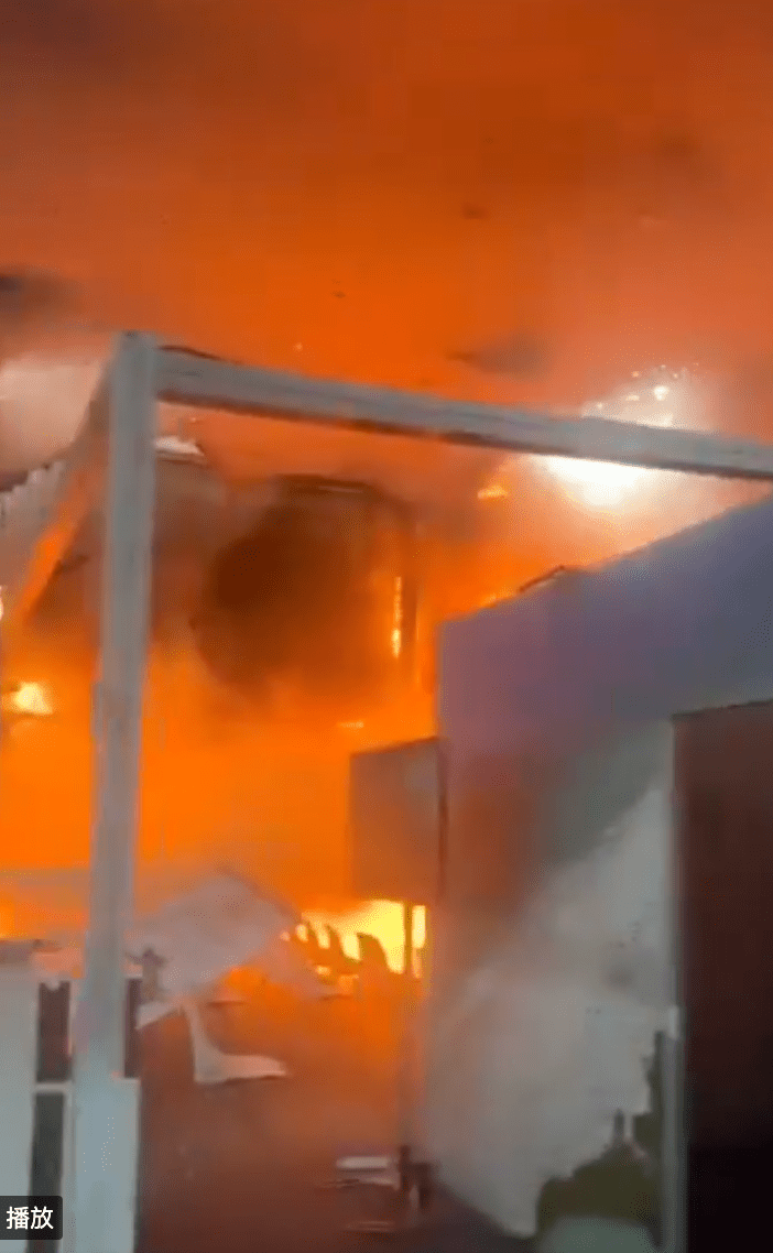 大會會場內一個展館突然起火，濃煙迅速瀰漫走廊，火光熊熊，與會代表及訪客驚慌失措。X@Metropoles