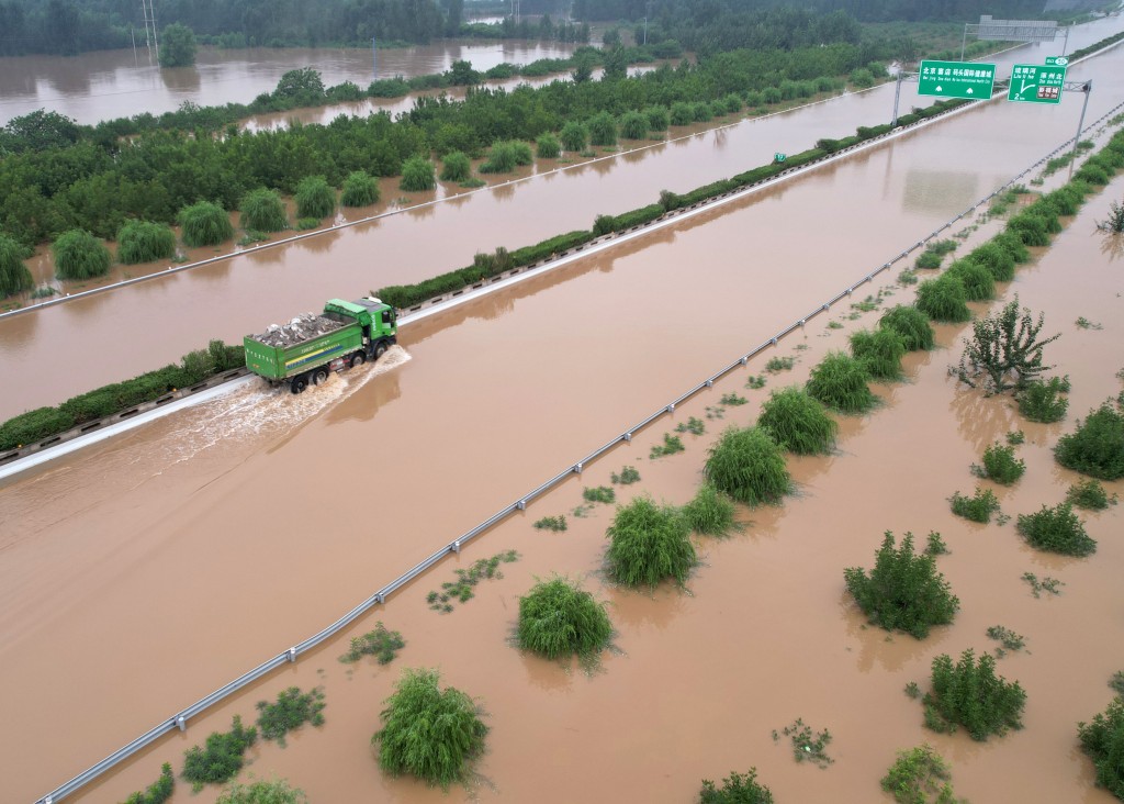 北京附近高速公路被淹。　中新社