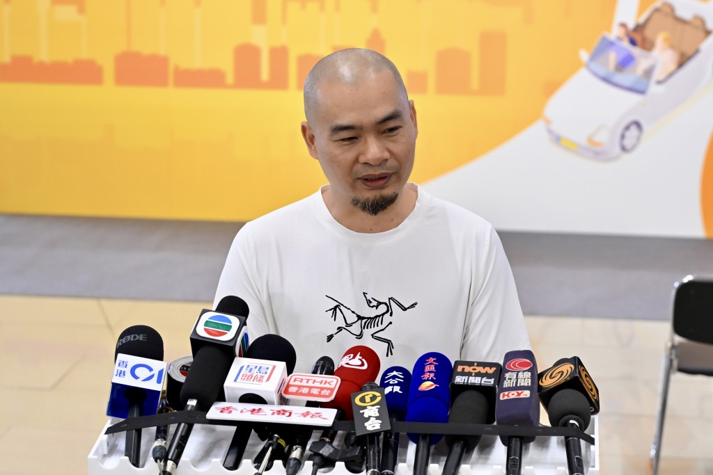 來自廣州的唐先生一家六口來港。 來自廣州的唐先生一家六口來港。