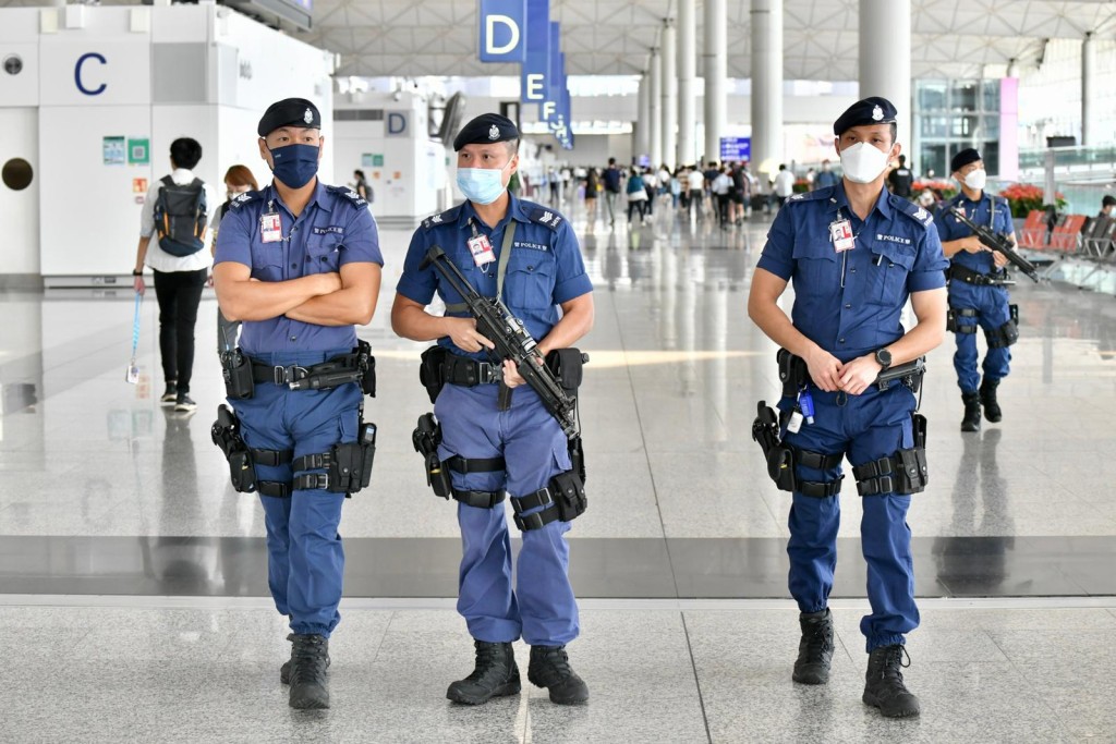 特警在机场巡逻。
