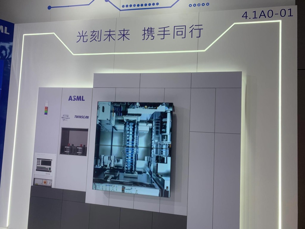 ASML向中国用户介绍其光刻机。