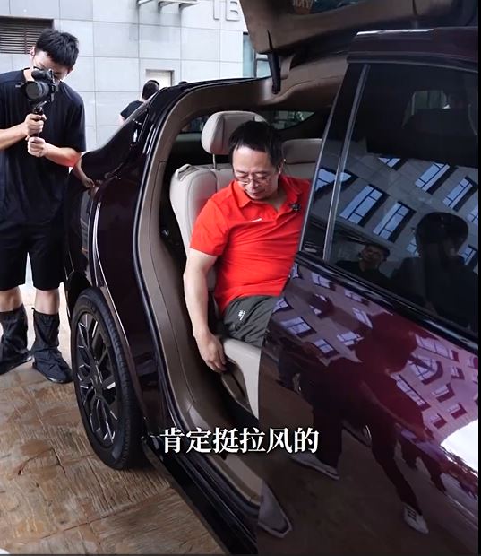 周鴻禕試廣汽新車防夾功能被夾。