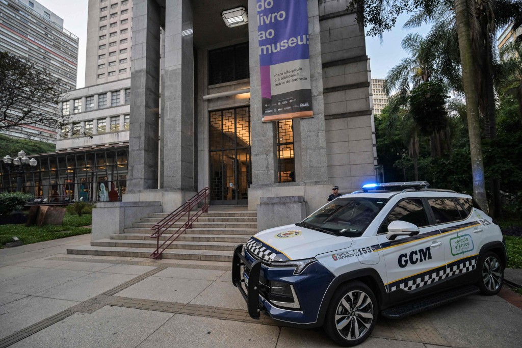 聖保羅警方到遇劫的圖書館調查。法新社