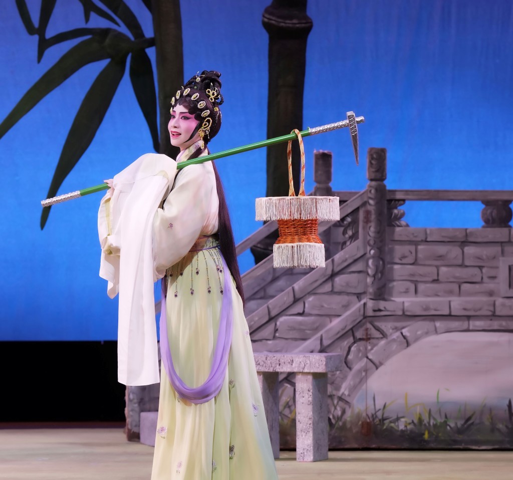 梁非同演出《葬花》一幕，將林黛玉為情哀愁怨憤演繹層次鮮明，唱功亦讓觀眾讚賞。