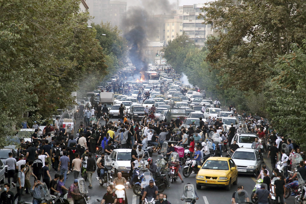 大批示威者21日聚集在伊朗德黑蘭市中心。AP