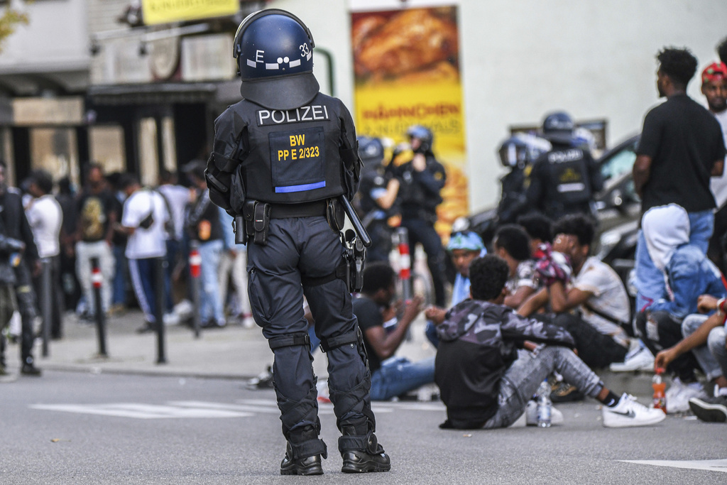 26名警察在騷亂中受傷。美聯社