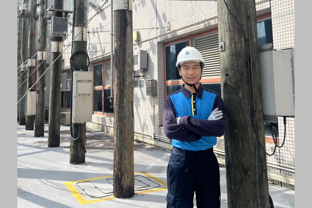 林啟賢現於中華電力有限公司擔任見習技術員，對能為社會提供穩定可靠的電力供應深感自豪與滿足。