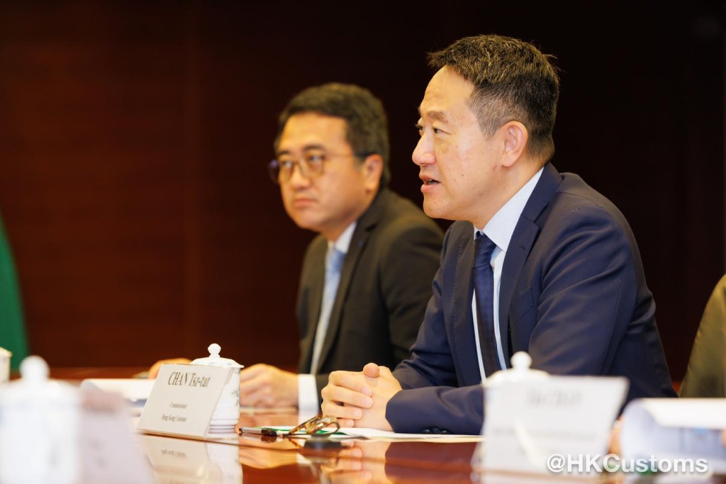 香港海關關長陳子達(右)。海關fB 香港海關關長陳子達(右)。海關fB