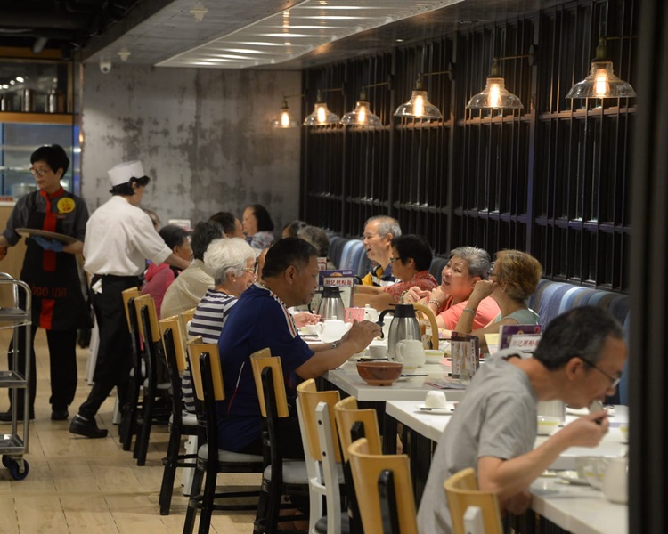 店鋪及食肆回復開門營業。
