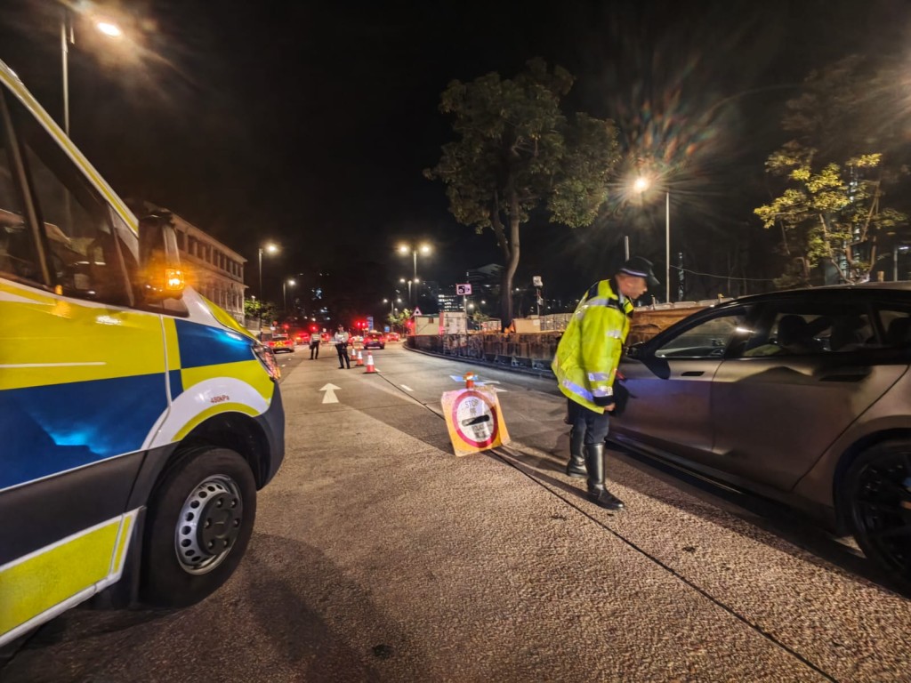 人員在區內多個地點設置路障。