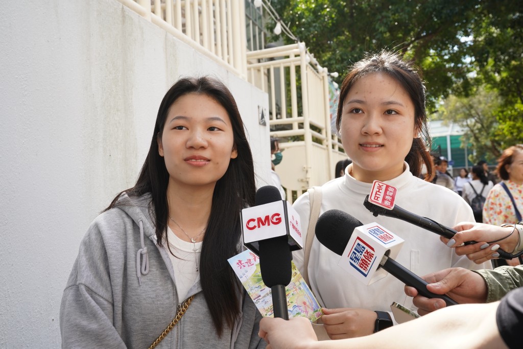 「首投族」模小姐及張小姐在廣州讀書特到回港投票。葉偉豪攝