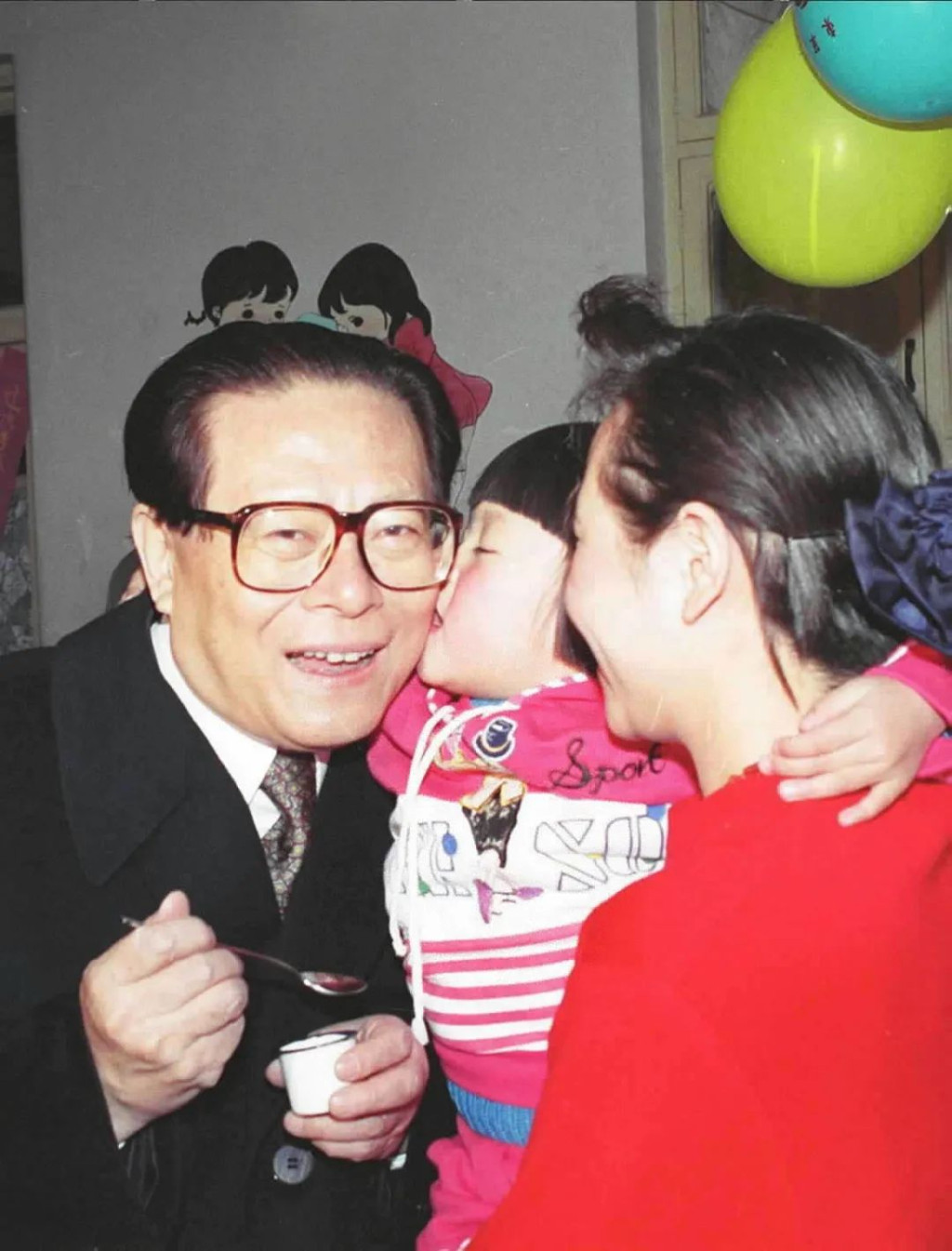 1993年江澤民在北京一間幼兒園小朋友親吻江澤民。新華社