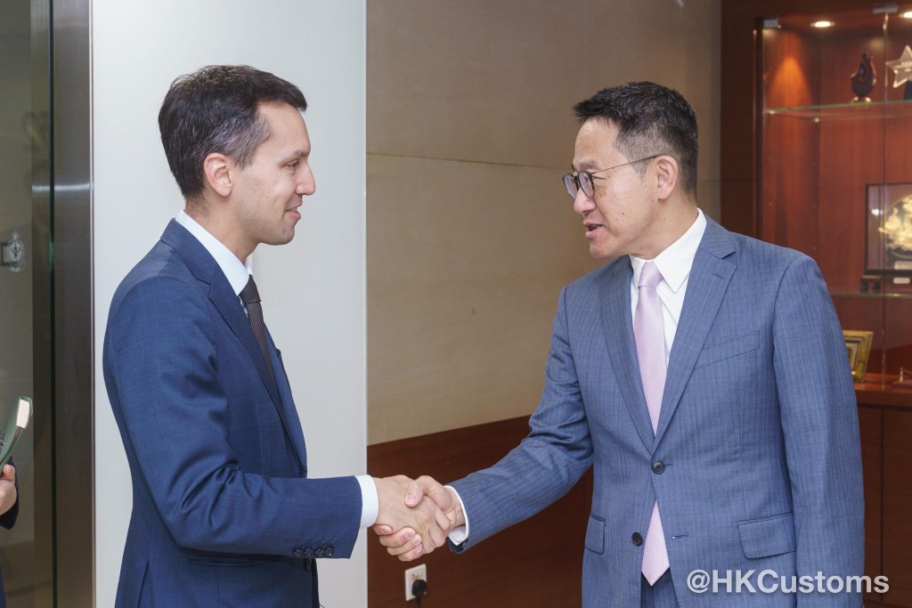 烏拉圭駐港總領事Federico LAGE CABEZA(左)禮節性拜訪海關關長陳子達(右)。海關圖片 烏拉圭駐港總領事Federico LAGE CABEZA(左)禮節性拜訪海關關長陳子達(右)。海關圖片