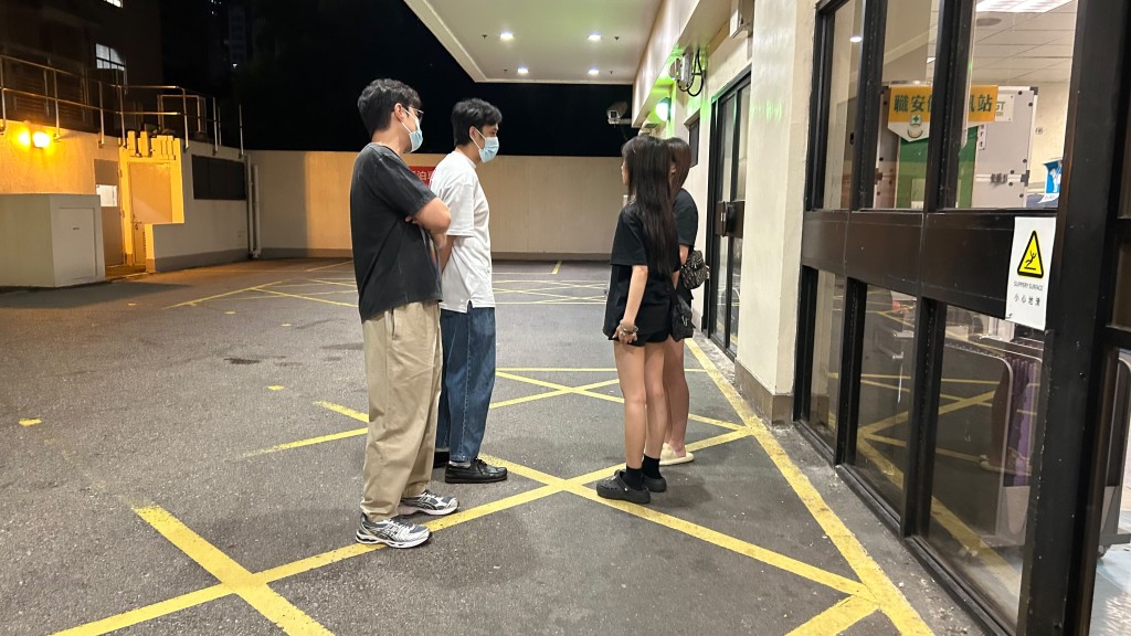 两名伤者的女友人到医院了解。