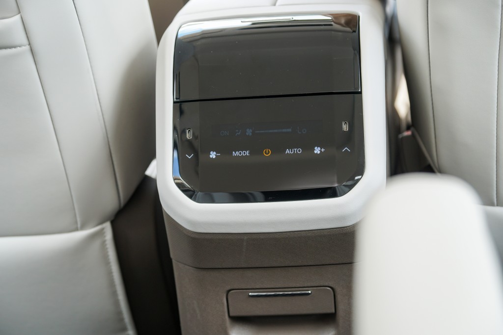 上汽大通MAXUS MIFA 7电动七人车试驾，标准设备包括三区恒温冷气与全景式天窗，以及360度环视镜头连鸟瞰功能和手机无线充电板。